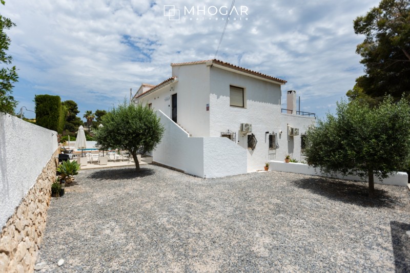 Venta - Oportunidad de inversión, Villa mediterránea frente a Cala Baladrar con apartamentos independientes y local comercial, Benissa, Costa Blanca!